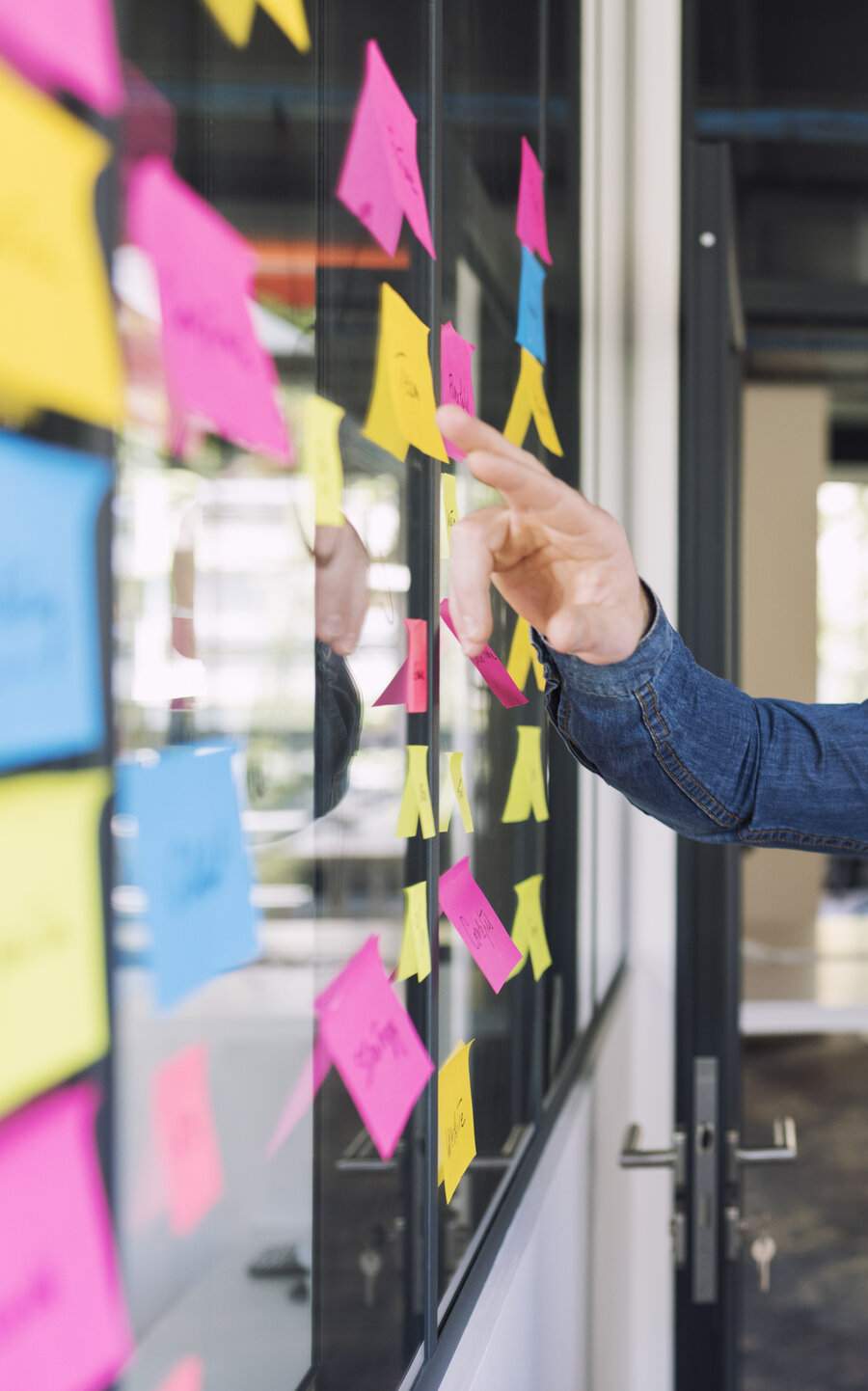 Team werkt samen met post-its tijdens een werksessie